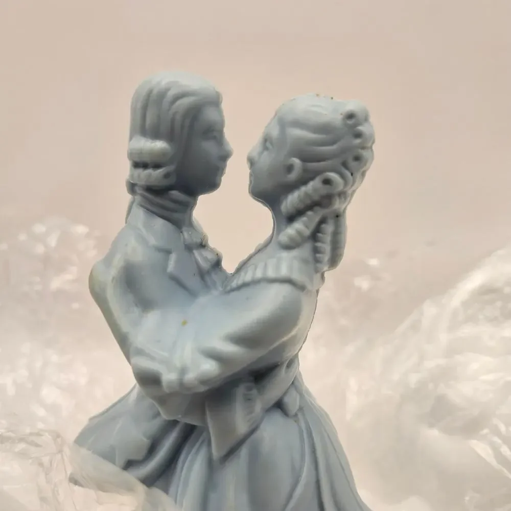 VINTAGE AVON VIENNESE WALTZ POTPOURRI FRAGRANCE DECORATIVE POMANDER FIGURINE